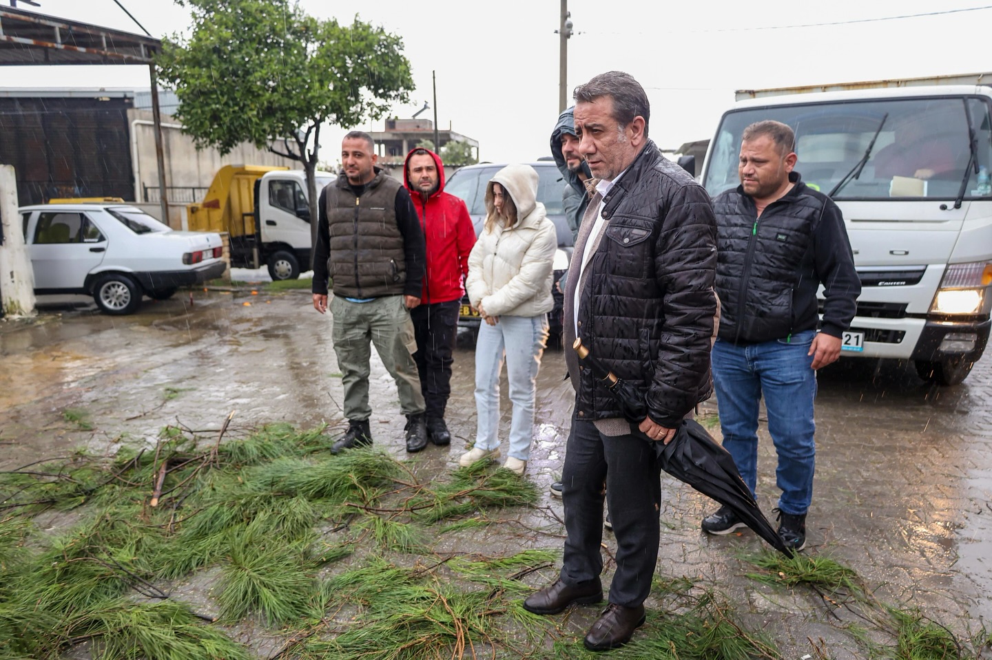 Efeler Belediyesi, fırtınanın izlerini siliyor