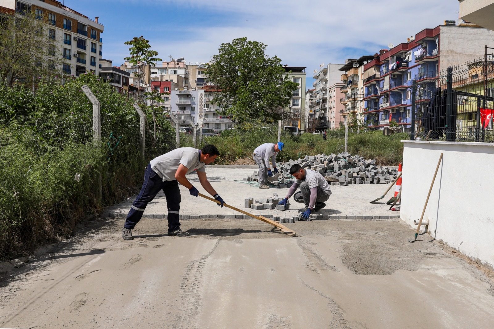 Efeler’de Yol Çalışmalarıyla Yaşam Kalitesi Artıyor