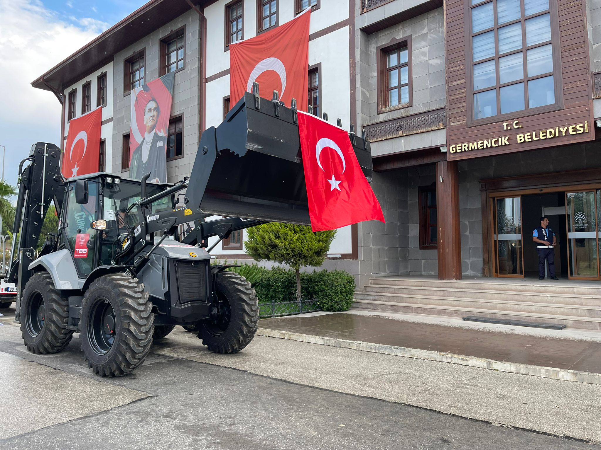 Germencik Belediyesi’ne TBB Desteği: Yeni İş Makinesi Hizmete Hazır