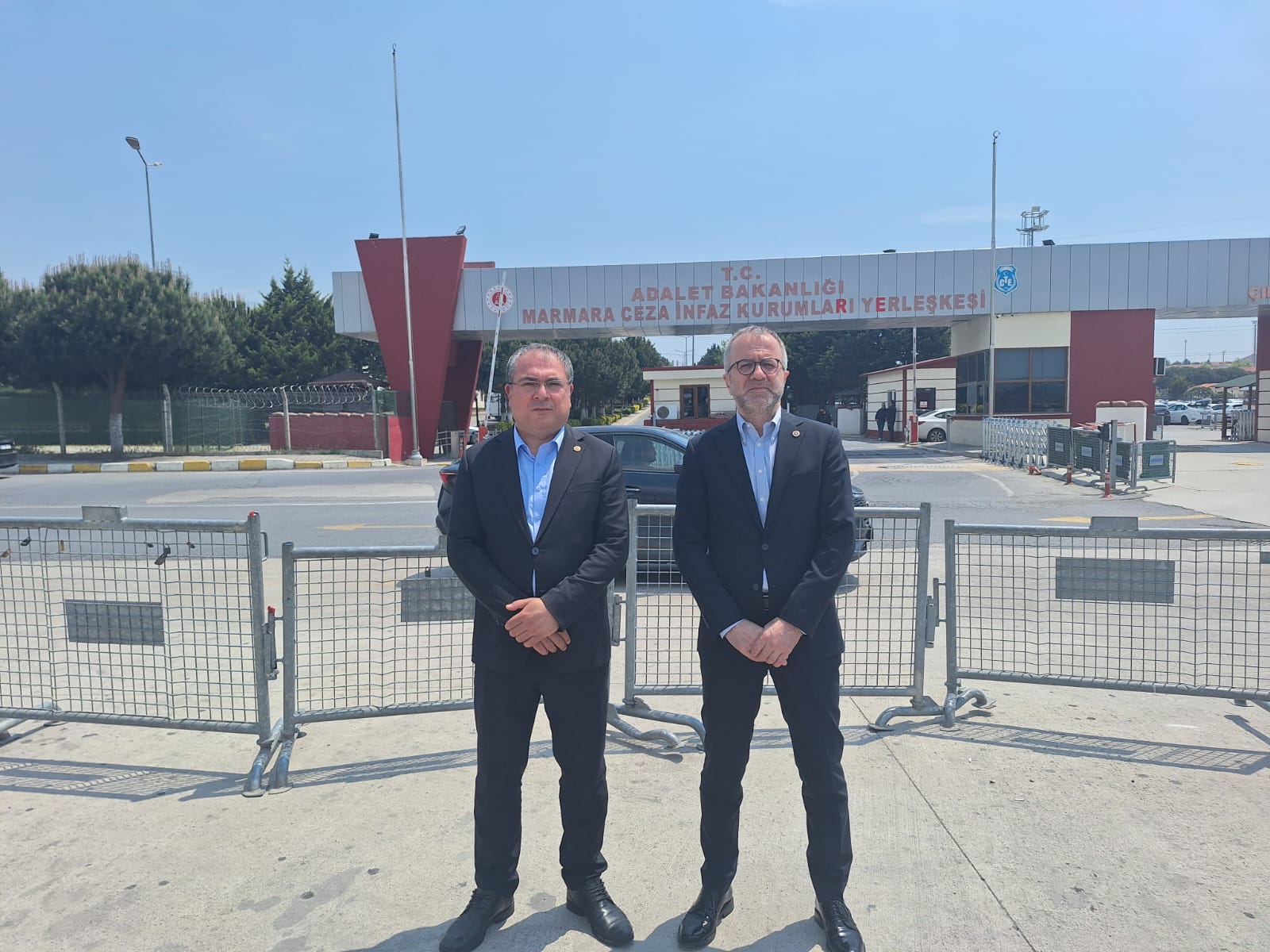 “CHP’li Karakoz ve Konuralp, Silivri’de İmamoğlu ile Buluştu: ‘Mücadele Birlikte Sürecek'”