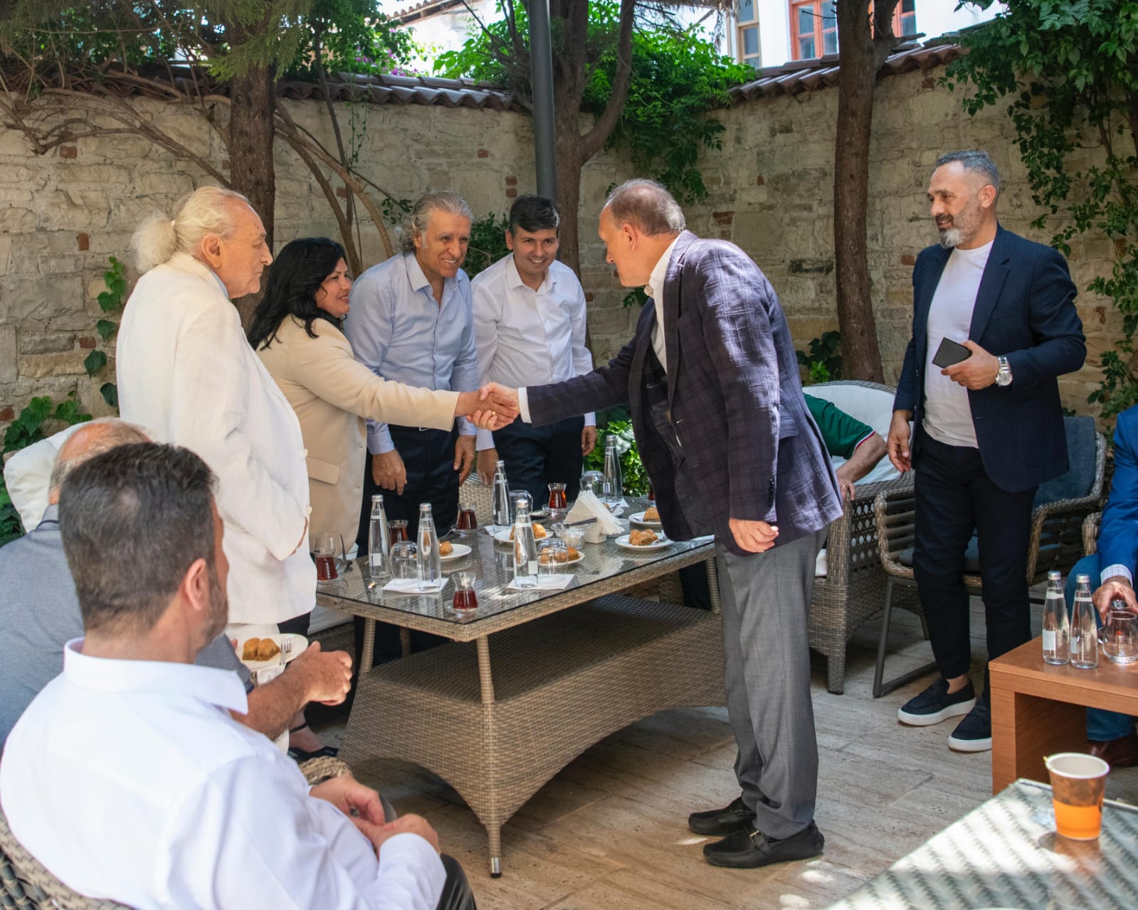 KUŞADASI’NDA İLÇE PROTOKOLÜ VATANDAŞLARLA BAYRAMLAŞTI