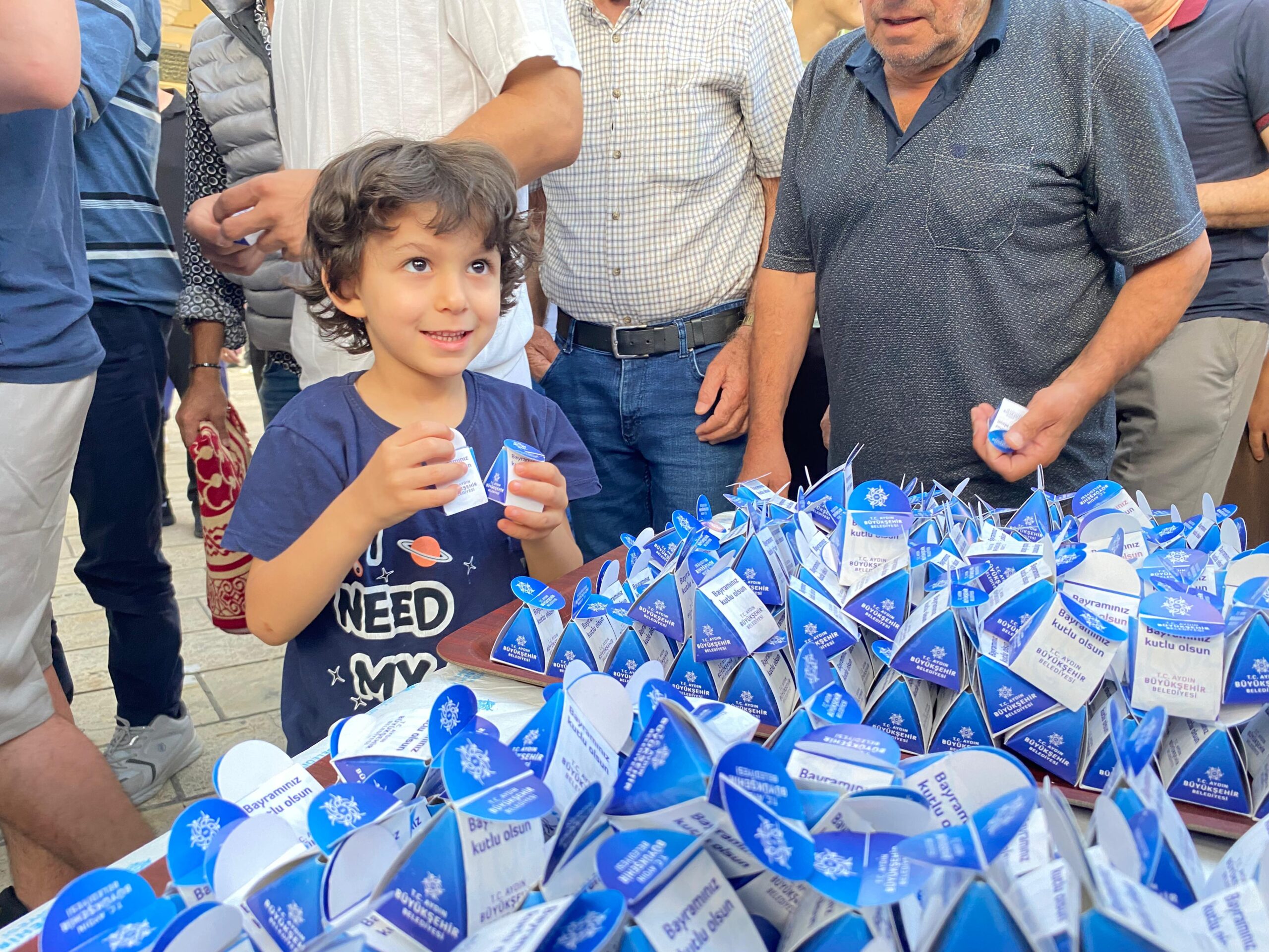 AYDIN BÜYÜKŞEHİR BELEDİYESİ VATANDAŞLARLA BAYRAMLAŞTI