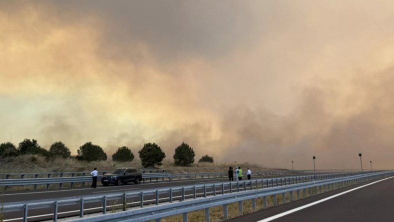 Alevler durmuyor: Yunanistan sınırına giden yol trafiğe kapandı!
