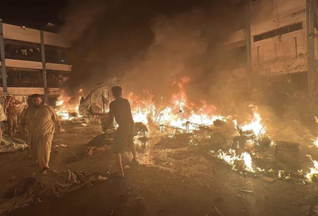 İsrai, Gazze'de yerinden edilenlerin sığındığı okulu vurdu