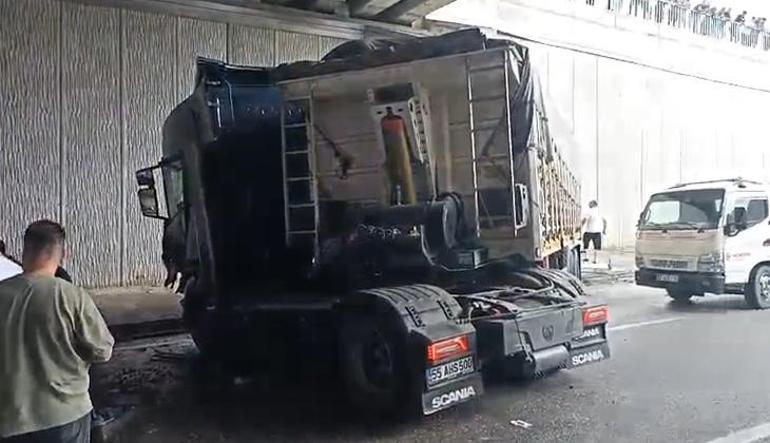 Kastamonuda feci kaza Otomobil, TIRa çarptı: 3 ölü, 5 yaralı