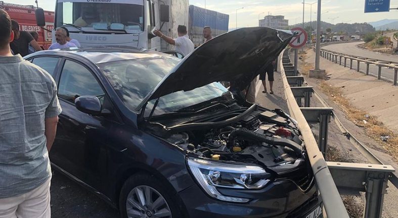Geyve Belediye Başkanı Yıldız ile beraberindeki 3 kişi trafik kazasında yaralandı