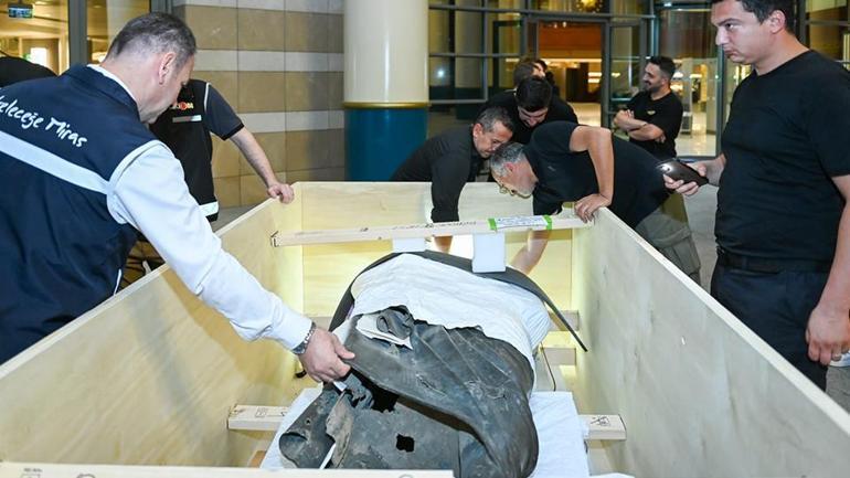 Efsane geri döndü: İmparator 65 yıl sonra vatanında