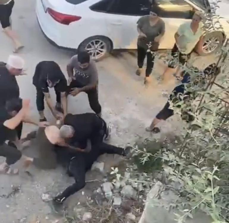 Kaza sonrası çıkan kavgayı ayırmak isteyenlere bıçaklı saldırı Dehşet anları kamerada: 1 ölü, 3 yaralı