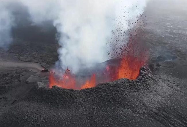 İzlanda’da yanardağ patlamaları devam ediyor