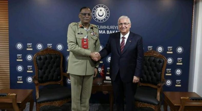 Bakan Güler, IDEF’te Vietnam ve Pakistanlı yetkilileri kabul etti