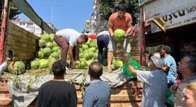 Babasının ölüm yıldönümünde 1 kamyon karpuz dağıttılar: Kapış kapış gitti