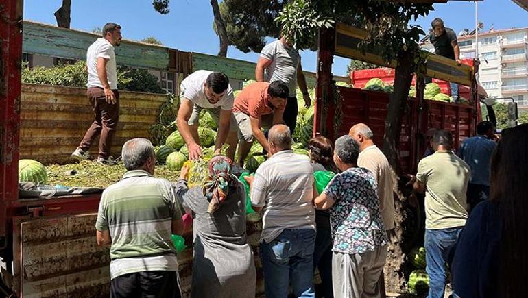 Babasının ölüm yıldönümünde 1 kamyon karpuz dağıttılar: Kapış kapış gitti