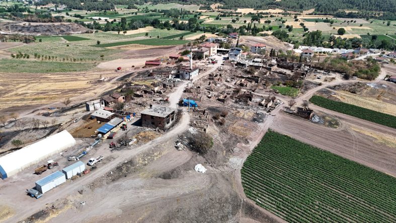Bilecik'teki yangında küle dönen köyde sadece caminin içi ayakta kaldı