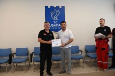 KUŞADASI BELEDİYESİ ARAMA KURTARMA EKİBİ EĞİTİM SERTİFİKASINI BAŞKAN ÖMER GÜNEL’İN ELİNDEN ALDI