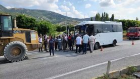 Afyonkarahisar’da midibüs ile TIR çarpıştı: 1’i çocuk 7 yaralı