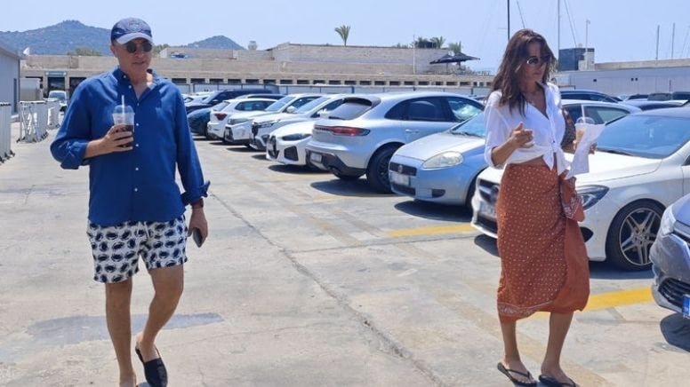 'Yasak aşk' Bodrum'da objektiflere yakalandı: Beşiktaş eski başkanı ile eski manken görüntülendi
