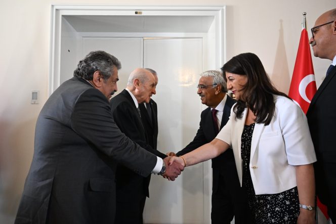 Bahçeli, İmralı heyetini kapıda karşıladı
