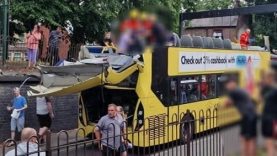 Otobüs köprüye çarptı, çatısını rende gibi alıp götürdü