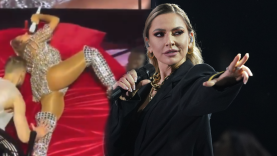 Hadise’nin sahnedeki yatak dansı olay oldu