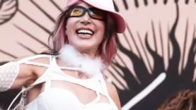 Hande Yener’in plaj konseri tarzı gündem oldu