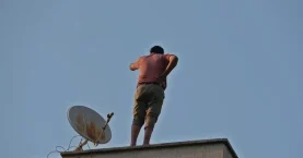 Karısına kızıp binanın çatısına çıktı: Görenler inanamadı! 2.5 saat boyunca…