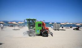 KUŞADASI PLAJLARINA SON MODEL KUM TEMİZLEME ARACI