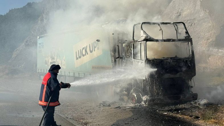 Artvin’de seyir halindeki TIR alev alev yandı