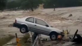 Kimse beklemiyordu, Teksas 2 saatte sular altında kaldı: 25 kız çocuğu sele kapıldı