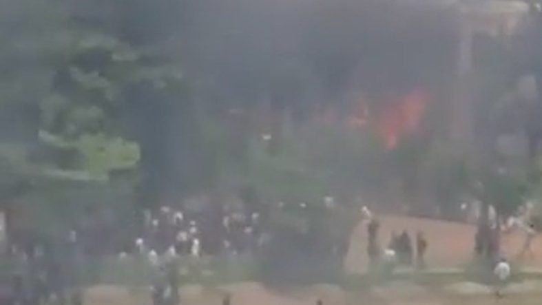 Bangladeş'te askeri eğitim uçağı kampüse düştü