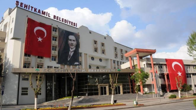 Belediyeye ait arsa üç kat ucuza kiralanmış!