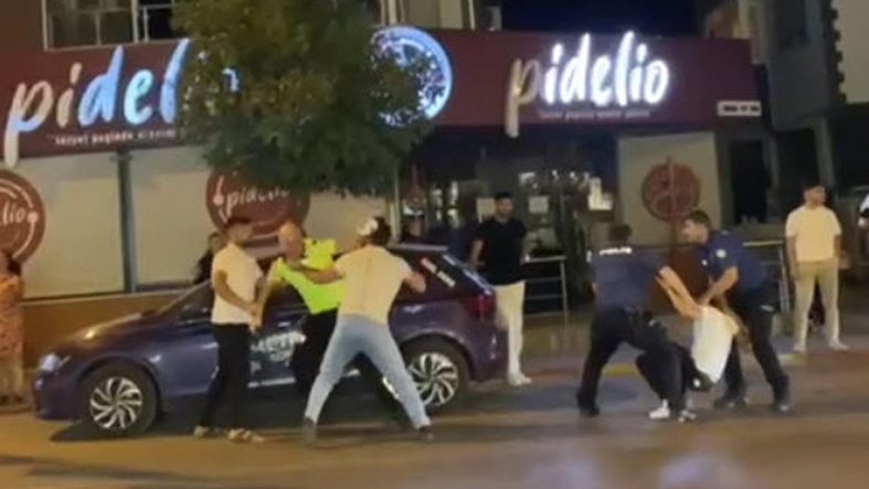 İzmir'de polise saldırı kamerada: 2 tutuklama