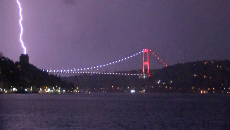 İstanbul'da yağış etkili oldu: Şimşekler geceyi aydınlattı