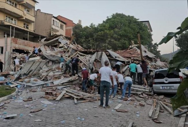 Deprem uzmanından açıklama: Hasarlı yapıları kesinlikle terk edin!