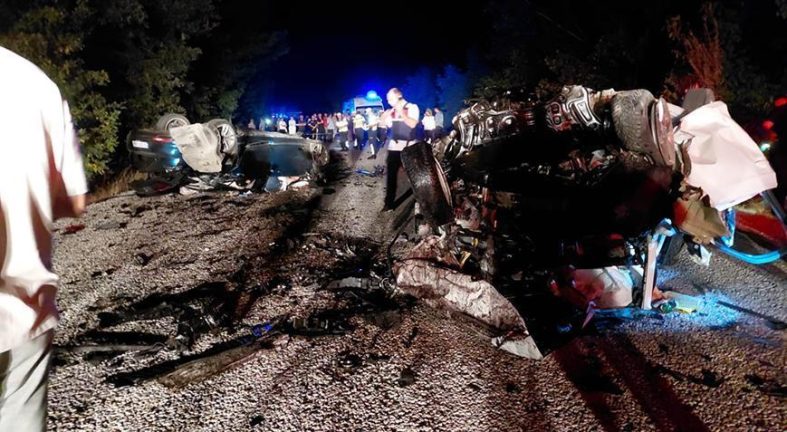 Çanakkale'de katliam gibi kaza! 6 kişi olay yerinde hayatını kaybetti