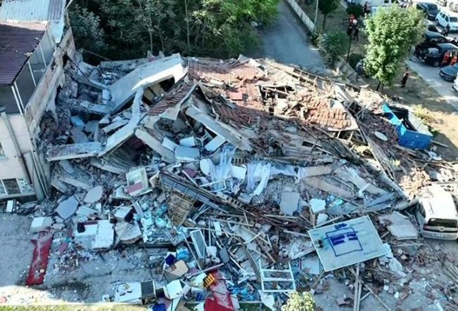 Sındırgı’da 10-12 kilometre uzunlukta bir fay kırılmış