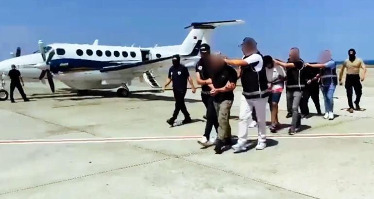 Bakan Yerlikaya duyurdu: Kırmızı bültenle aranan 3 suçlu Türkiyeye getirildi