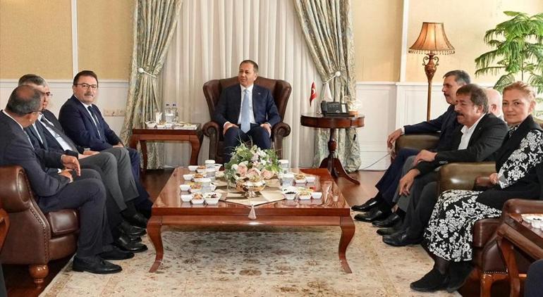Bakan Yerlikaya Erzurumda esnafı ziyaret etti