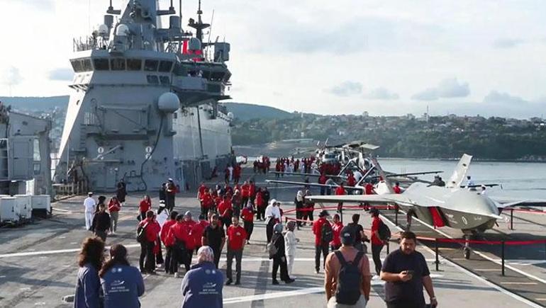 TCG Anadolu Mavi Vatan Boğaz Geçişi için Sarayburnundan demir aldı