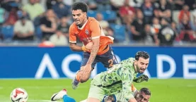 Başakşehir evinde takıldı!