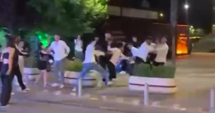 Gençler birbirine girdi! Yumruklar havada uçuştu