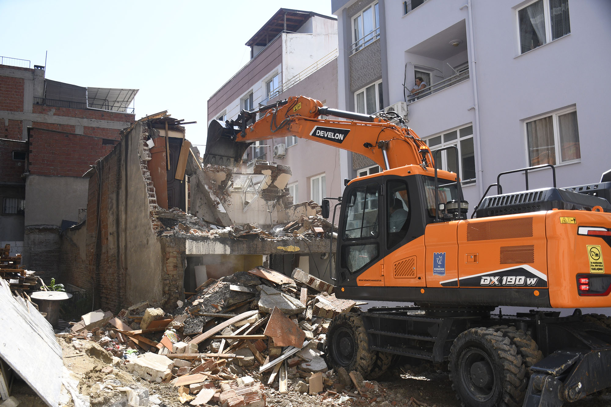 KUŞADASI’NDA KENTSEL DÖNÜŞÜM ÇALIŞMALARI DEVAM EDİYOR