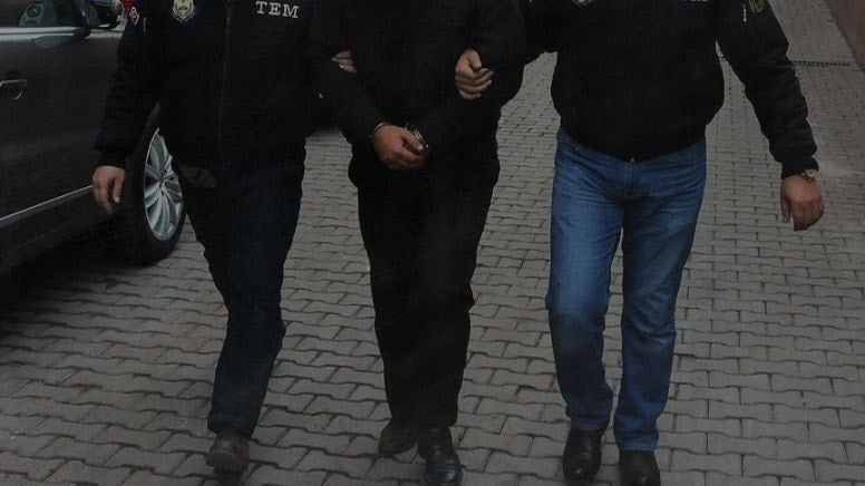 Tartıştığı 2 arkadaşını öldürdü, polise teslim oldu