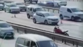 TEM’de feci kaza: Emniyet şeridindeki araca çarpıp savrulan motosiklet sürücüsüne otomobil çarptı