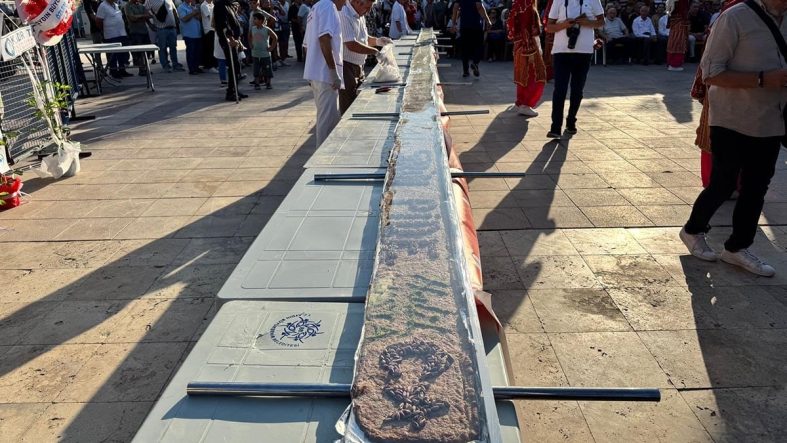 Karacasu’da 13 metrelik tahinli pide rekoru: Festivalde gözler usta ellerdeydi