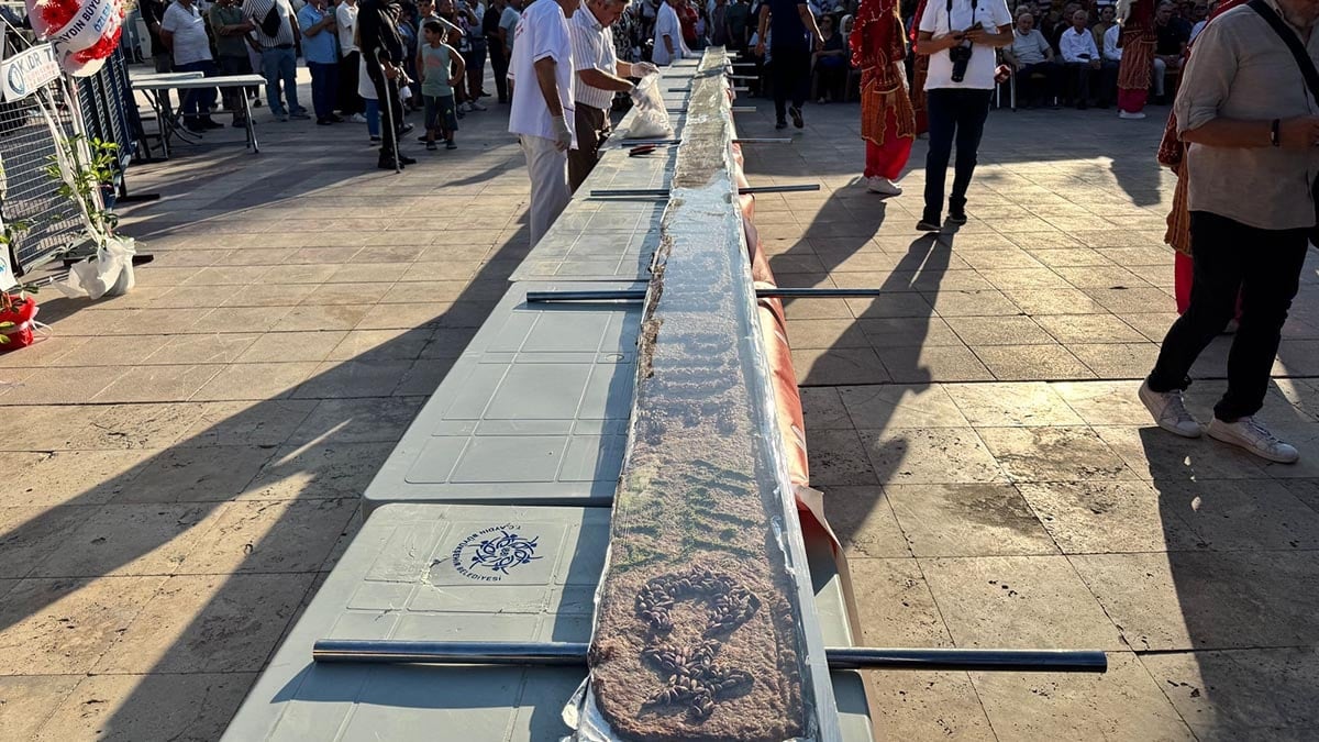 Karacasu’da 13 metrelik tahinli pide rekoru: Festivalde gözler usta ellerdeydi