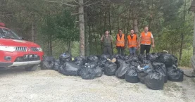 Tosya’da küçük bir ormanlık alanda 200 torbadan fazla çöp toplandı