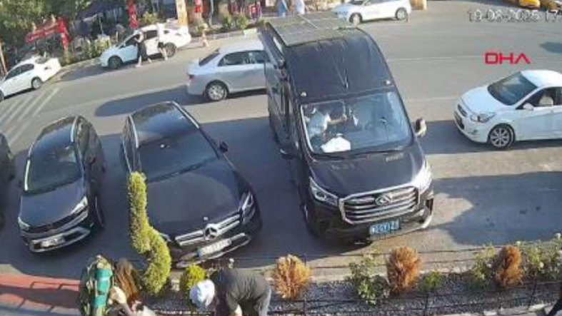 Freni patlayan kamyon önüne gelene çarpıp kanala uçtu