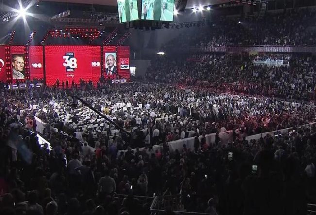 CHP'de dava ertelendi sırada kurultay var