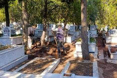 VATANDAŞ MEMNUN, HİZMET TAM EFELER BELEDİYESİ MEZARLIKLARDA ÖRNEK ÇALIŞMASINI SÜRDÜRÜYOR