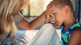 Çocuğunuzun baş ağrısı masum da olabilir, tehlikeli de! Ne zaman doktora başvurmalı?